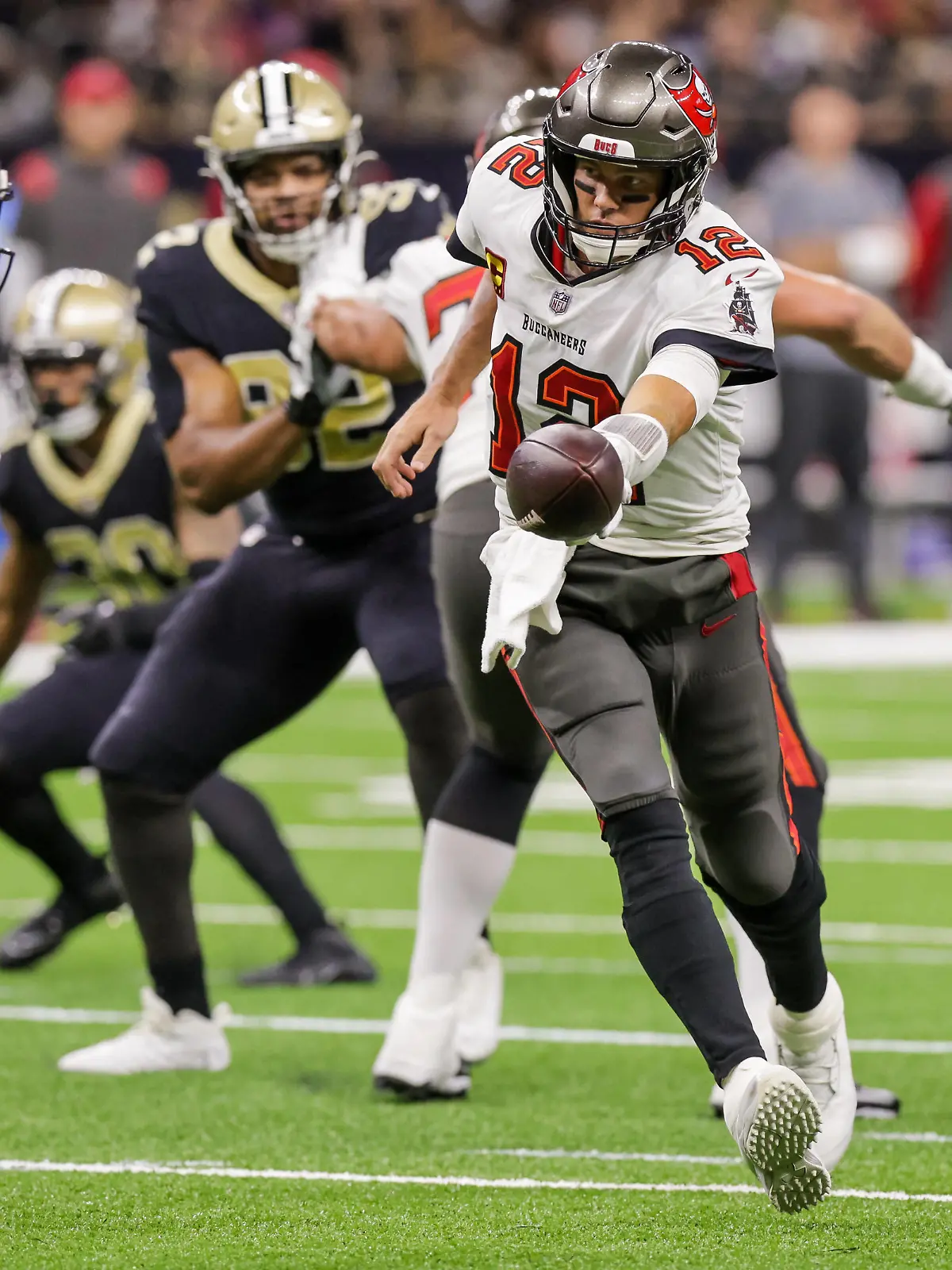  NFL, American Football Herren, USA Tampa Bay Buccaneers at New Orleans Saints Sep 18, 2022 New Orleans, Louisiana, USA Tampa Bay Buccaneers quarterback Tom Brady 12 hands off to running back Leonard Fournette 7 against the New Orleans Saints during the first half at Caesars Superdome. New Orleans Caesars Superdome Louisiana USA, EDITORIAL USE ONLY PUBLICATIONxINxGERxSUIxAUTxONLY Copyright: xStephenxLewx 20220918_cec_la1_064