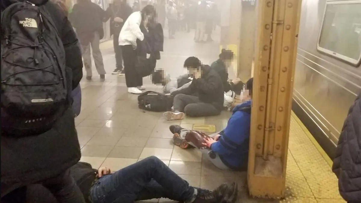 Ersten Berichten zufolge gibt es in der U-Bahn 13 Verletzte.