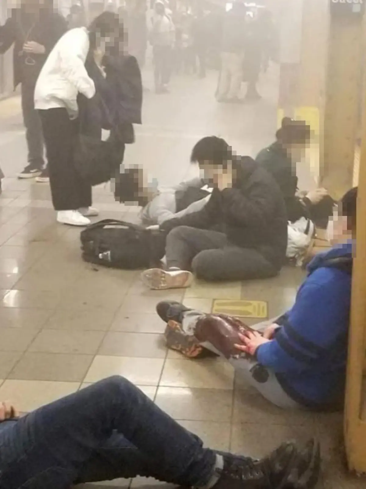 Ersten Berichten zufolge gibt es in der U-Bahn 13 Verletzte.