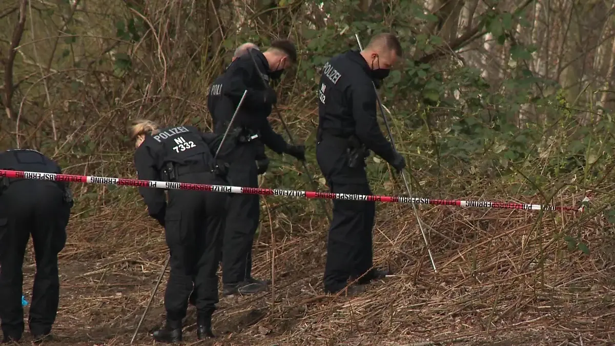 Auf einer Grünfläche in Braunschweig suchen Polizeibeamte seit zwei Tagen nach weiteren Knochen.