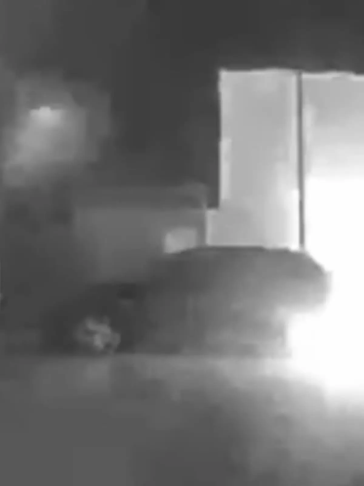 Die Bilder einer Überwachungskamera, zu sehen in unserem Video, zeigen wie ein Mann versucht das Haus einer jungen Familie anzuzünden. Doch bei seinem Versuch läuft einiges schief. Denn auf einmal steht der Brandstifter selbst in Flammen und zieht das Feuer bis auf die Straße mit sich.