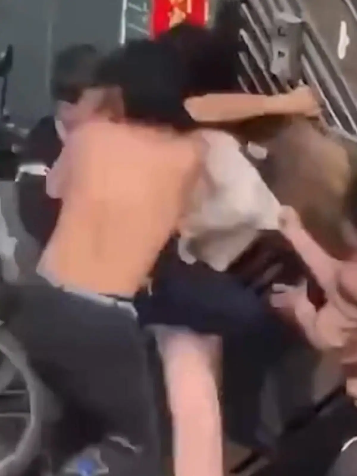 In China kommt es zu einer handfesten Auseinandersetzung. Als der Sohn und seine Mama, seine Freundin und ihren Mann zur Rede stellen wollen, nachdem deren Affäre aufgeflogen ist, fliegen die Fäuste! Wortwörtlich! Denn als die Mutter ihre jüngere Rivalin und eigentliche Schwiegertochter in spe an den Haaren zieht, schlägt ihr Mann sie ins Gesicht. Endgültig zu viel für den Sohn! Die skurrilen Bilder und wie überraschend die Polizei reagiert, seht ihr im Video.