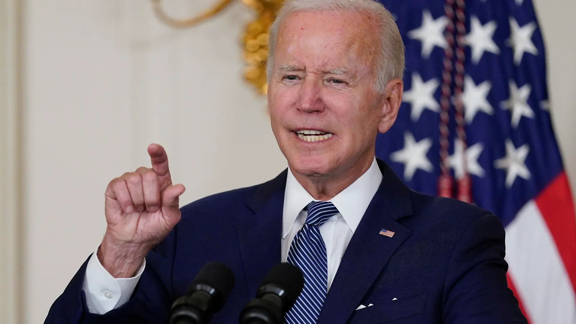 ARCHIV - 16.08.2022, USA, Washington: Joe Biden, Präsident der USA, spricht vor der Unterzeichnung eines Gesetzes der Demokraten zum Klimawandel und zur Gesundheitsversorgung im State Dining Room des Weißen Hauses. Biden hat Taiwan im Angriffsfall erneut militärische Unterstützung zugesichert. «Ja, wenn es tatsächlich zu einem noch nie da gewesenen Angriff käme», sagte Biden in einem am Sonntagabend (Ortszeit) ausgestrahlten TV-Interview auf die Frage: «Würden die US-Streitkräfte die Insel verteidigen?». (zu dpa: «Biden sichert Taiwan erneut militärische Unterstützung bei Angriff z») Foto: Susan Walsh/AP/dpa +++ dpa-Bildfunk +++