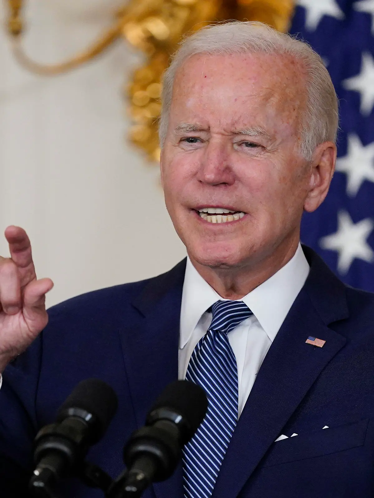ARCHIV - 16.08.2022, USA, Washington: Joe Biden, Präsident der USA, spricht vor der Unterzeichnung eines Gesetzes der Demokraten zum Klimawandel und zur Gesundheitsversorgung im State Dining Room des Weißen Hauses. Biden hat Taiwan im Angriffsfall erneut militärische Unterstützung zugesichert. «Ja, wenn es tatsächlich zu einem noch nie da gewesenen Angriff käme», sagte Biden in einem am Sonntagabend (Ortszeit) ausgestrahlten TV-Interview auf die Frage: «Würden die US-Streitkräfte die Insel verteidigen?». (zu dpa: «Biden sichert Taiwan erneut militärische Unterstützung bei Angriff z») Foto: Susan Walsh/AP/dpa +++ dpa-Bildfunk +++