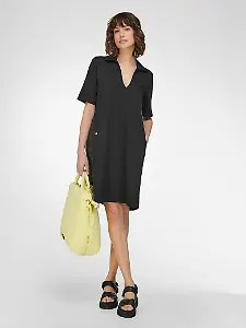 Schwarzes Kleid