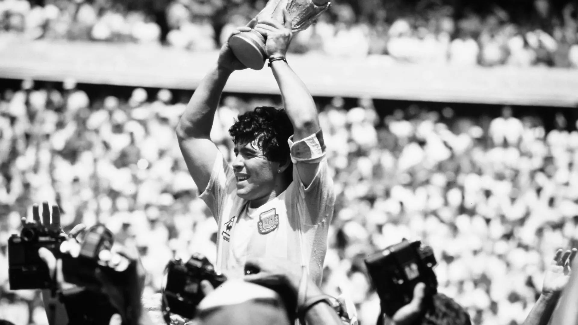MARADONA Diego Team Argentina mit dem WM Pokal bei der Siegerehrung im Azteka Stadion Endspiel FIFA WM Finale 1986 in Mexiko Argentinien - Deutschland 3 : 2 am 29.06.1986 in Mexiko - Stadt *** MARADONA Diego Team Argentina with the World Cup at the award ceremony in Azteka Stadium Final FIFA World Cup Final 1986 in Mexico Argentina Germany 3 2 on 29 06 1986 in Mexico City