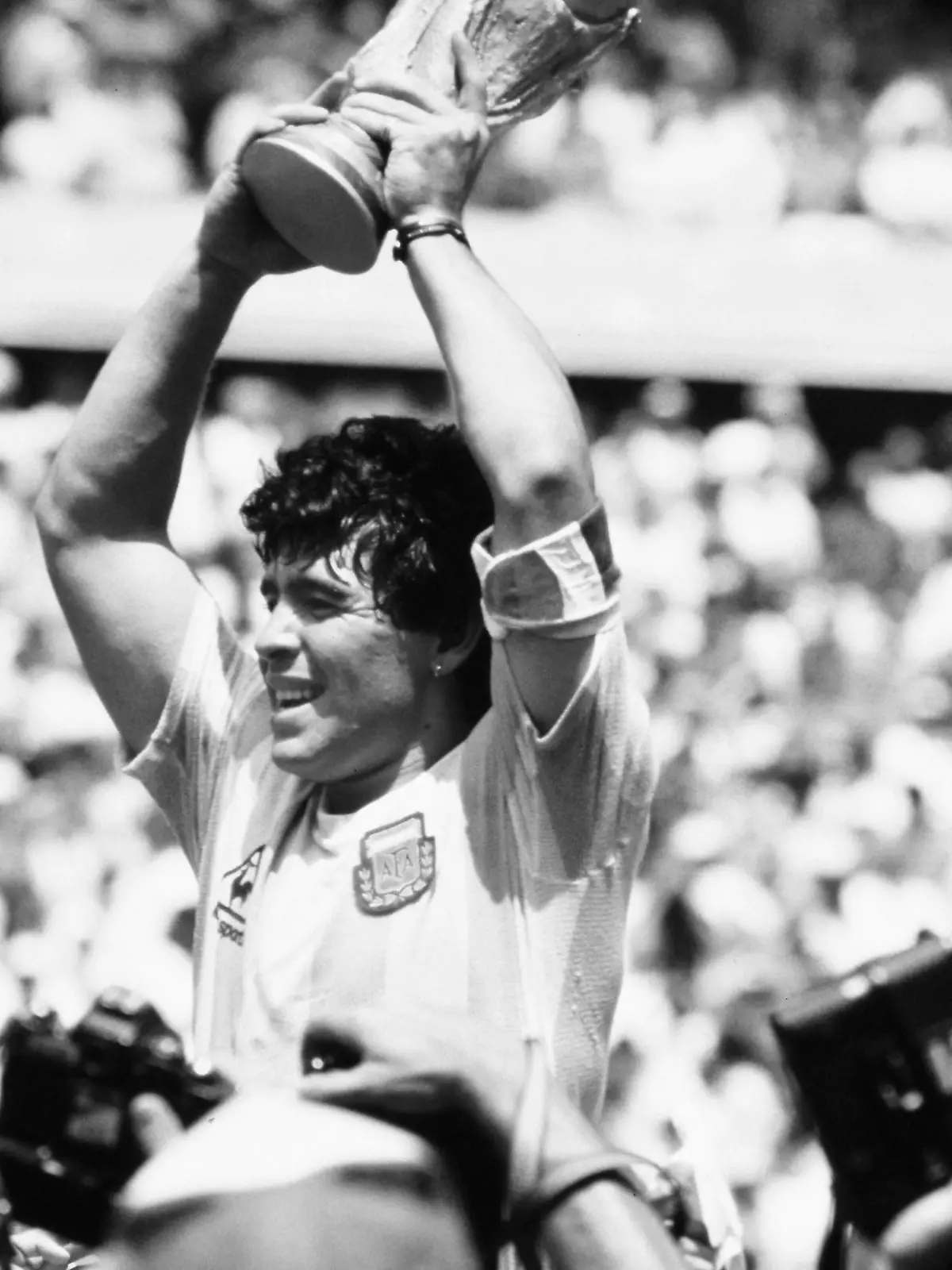  MARADONA Diego Team Argentina mit dem WM Pokal bei der Siegerehrung im Azteka Stadion Endspiel FIFA WM Finale 1986 in Mexiko Argentinien - Deutschland 3 : 2 am 29.06.1986 in Mexiko - Stadt *** MARADONA Diego Team Argentina with the World Cup at the award ceremony in Azteka Stadium Final FIFA World Cup Final 1986 in Mexico Argentina Germany 3 2 on 29 06 1986 in Mexico City
