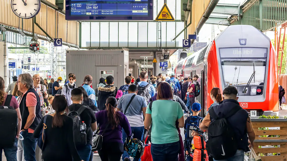 Viel los in den Bahnhöfen. Wie hier am Hauptbahnhof Stuttgart beschert das 9-Euro-Ticket der Bahn ein starkes Aufkommen an Fahrgästen. Wie hier beim RE 5 Regionalexpress 5 nach Ulm. // 06.06.2022: Deutschland, Baden-Württemberg, Stuttgart. *** Busy stations Like here at Stuttgart Central Station, the 9 Euro ticket is bringing the railroads a large number of passengers Like here at RE 5 Regionalexpress 5 to Ulm 06 06 2022 Germany, Baden Württemberg, Stuttgart