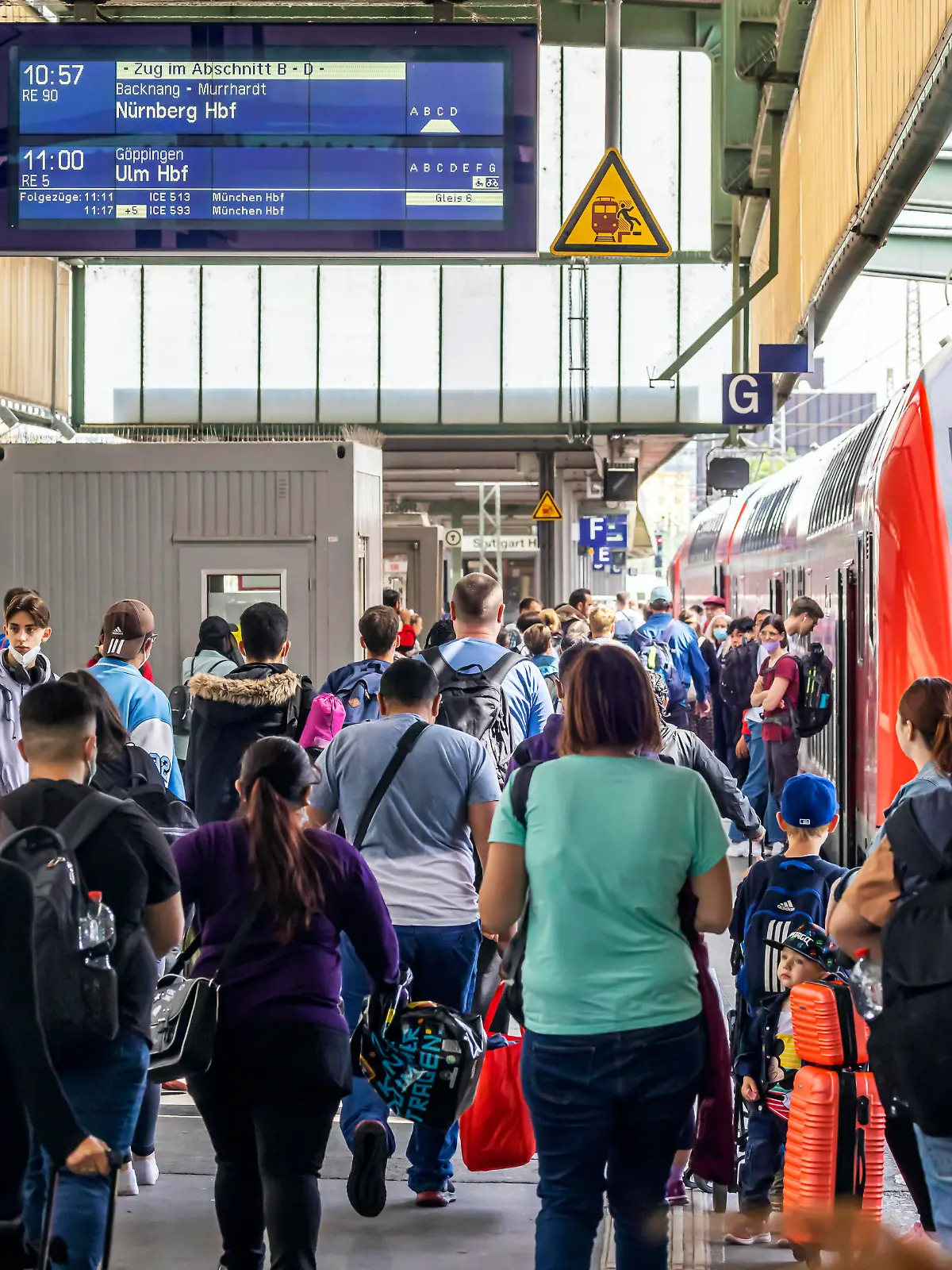 Viel los in den Bahnhöfen. Wie hier am Hauptbahnhof Stuttgart beschert das 9-Euro-Ticket der Bahn ein starkes Aufkommen an Fahrgästen. Wie hier beim RE 5 Regionalexpress 5 nach Ulm. // 06.06.2022: Deutschland, Baden-Württemberg, Stuttgart. *** Busy stations Like here at Stuttgart Central Station, the 9 Euro ticket is bringing the railroads a large number of passengers Like here at RE 5 Regionalexpress 5 to Ulm 06 06 2022 Germany, Baden Württemberg, Stuttgart 