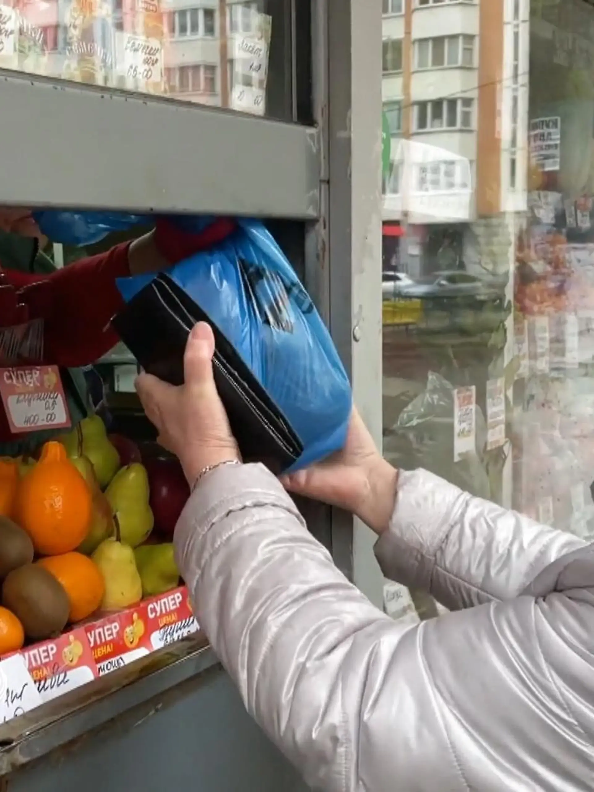Die Inflation in Russland liegt bei 17,5 Prozent – das teilte Wladimir Putin der russischen Bevölkerung mit. Was das für die Menschen in dem Land bedeutet, darüber gibt es bei den Russen unterschiedliche Auffassungen. Putin will einfach die Löhne und Renten im gleichen Umfang erhöhen. Doch die russische Zentralbank-Chefin Elvira Nabiullina warnt bereits vor weiteren Auswirkungen der Sanktionen auf die gesamte Wirtschaft.