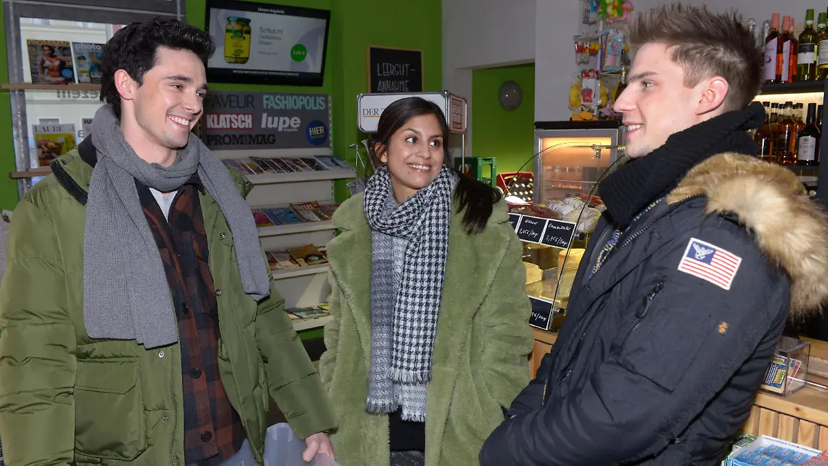Miriam (Sara Fuchs) versucht die Situation zwischen ihr, Luis (Marc Weinmann, l.) und Moritz (Lennart Borchert) zu entkrampfen.
Die Verwendung des sendungsbezogenen Materials ist nur mit dem Hinweis und Verlinkung auf RTL+ gestattet.