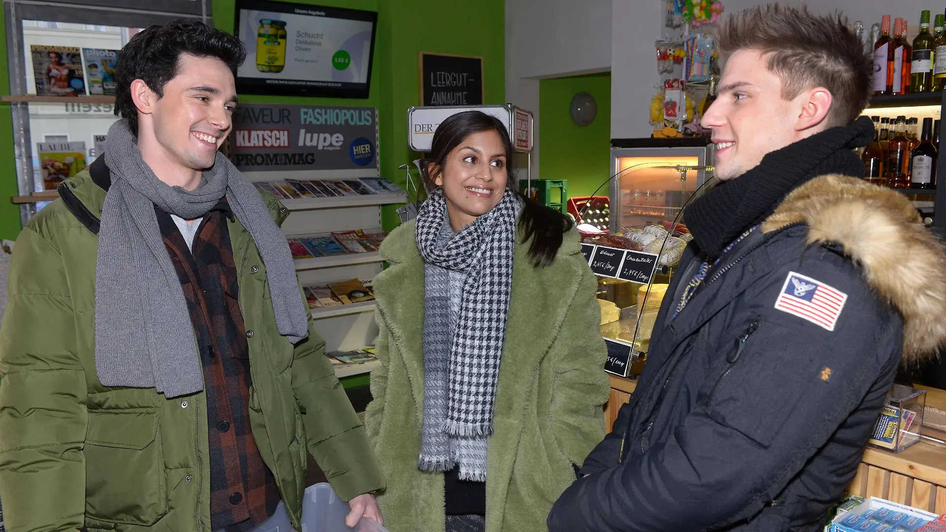 Miriam (Sara Fuchs) versucht die Situation zwischen ihr, Luis (Marc Weinmann, l.) und Moritz (Lennart Borchert) zu entkrampfen.
Die Verwendung des sendungsbezogenen Materials ist nur mit dem Hinweis und Verlinkung auf RTL+ gestattet.