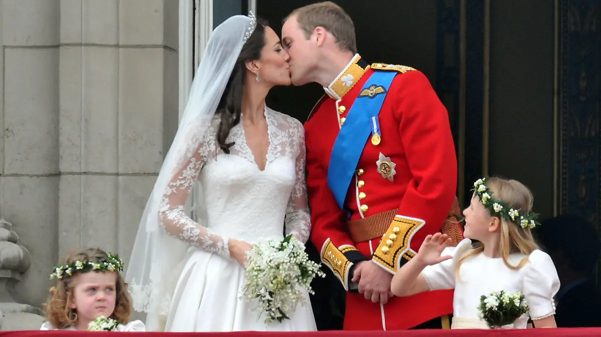 ARCHIV - 29.04.2011, Großbritannien, London: Prinz William und seine Ehefrau Herzogin Catherine küssen sich an ihrem Hochzeitstag auf dem Balkon des Buckingham-Palaste. Herzogin Kate feiert am 09.01.2022 ihren 40. Geburtstag. (zu dpa-Korr "Ähnlichkeiten mit Queen Mum: «Geheimwaffe» Herzogin Kate wird 40") Foto: Peter Kneffel/dpa +++ dpa-Bildfunk +++