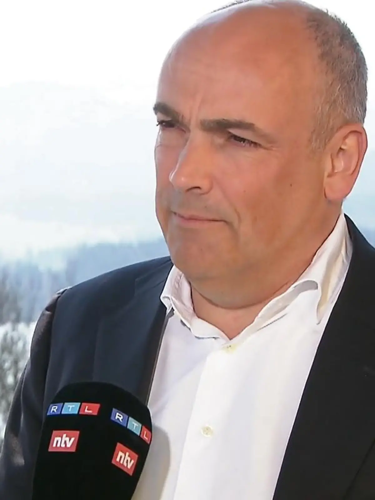 Vorsichtig optimistisch gibt sich Rolf Habben Jansen, Chef der Reederei Hapag-Lloyd. „Wir sehen jetzt auch die ersten Zeichen, dass wieder mehr Ladung in den Häfen von Shanghai und Ningbo abgefertigt wird“, sagte er gegenüber RTL/ntv. Er persönlich erwarte daher, dass sich die Situation in den chinesischen Häfen in vier bis sechs Wochen weitestgehend normalisiert.