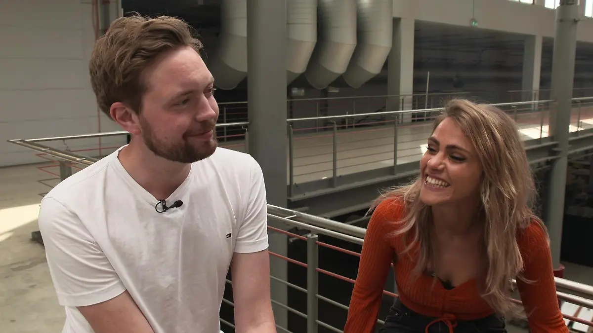 Wenn Basti und Sarah aufeinander treffen, gibt's viel zu lachen.