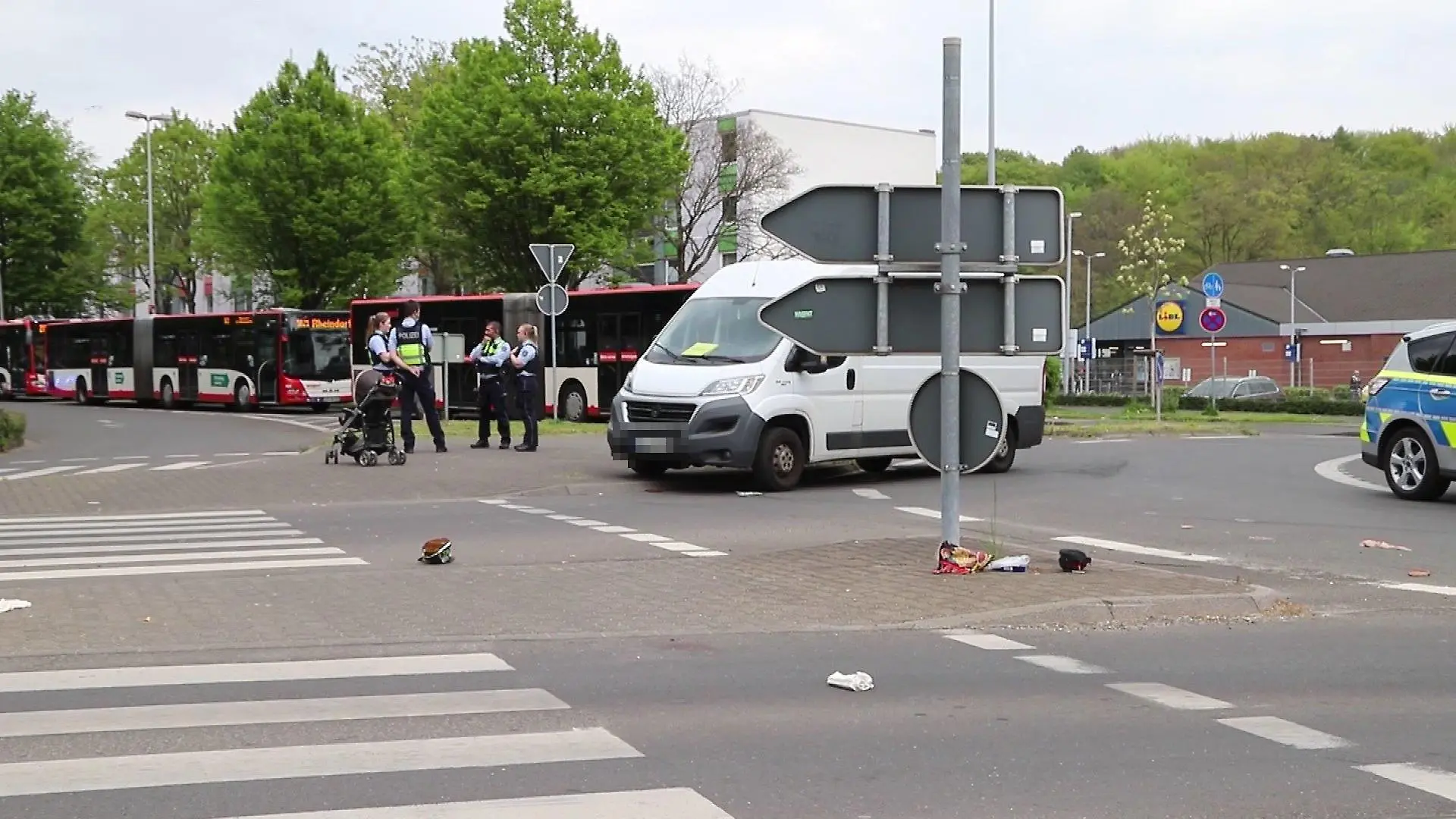 Leverkusen: Auto rast in Mutter mit Kindern