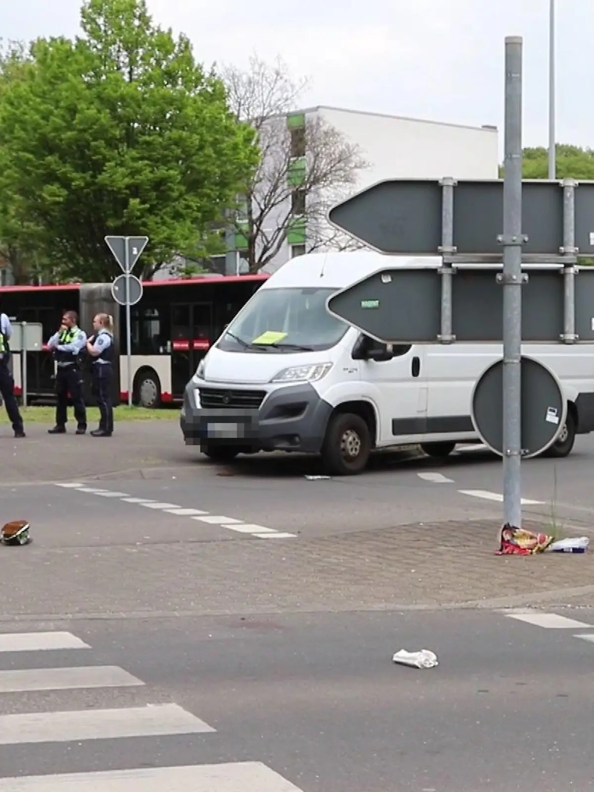 Leverkusen: Auto rast in Mutter mit Kindern
