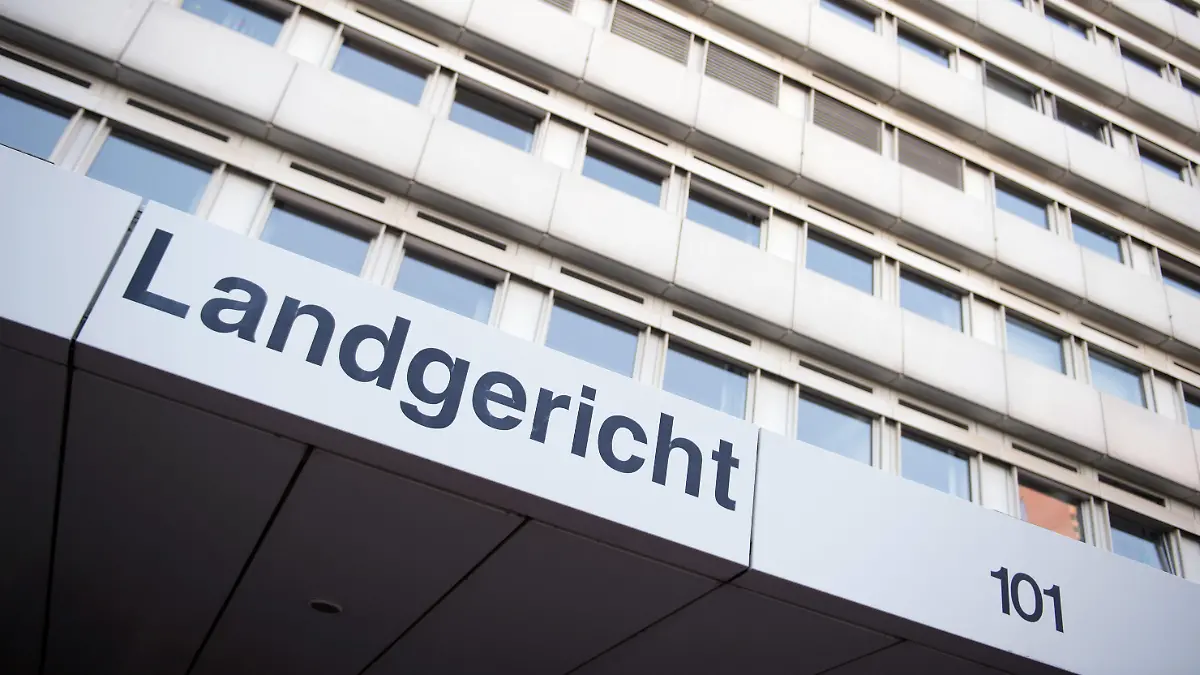 ARCHIV - 13.08.2015, Nordrhein-Westfalen, Köln: Das Landgericht und Amtsgericht in Köln (Nordrhein-Westfalen). Ein mehrfacher Millionär stirbt - und seine Bediensteten reißen sich sein Vermögen unter den Nagel: Nun müssen die beiden Angestellten dem Sohn des Gestorbenen Schadenersatz zahlen. Das hat das Kölner Landgericht in einem am Mittwoch veröffentlichten Urteil entschieden. Foto: Marius Becker/dpa +++ dpa-Bildfunk +++