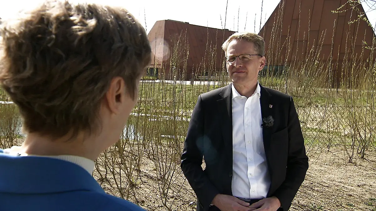 Daniel Günther steht Frage und Antwort bereit.