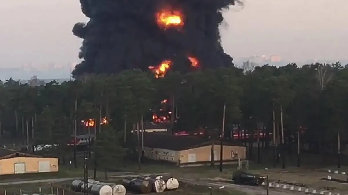 Russland, Feuer in Öllager in Brjansk BRYANSK, RUSSIA APRIL 25, 2022: An oil storage facility is hit by fire. According to the Bryansk region branch of the Russian Emergencies Ministry, no one was injured, firefighters are battling the fire. Best quality available. Video screen grab/Yevgeny Shchukin/TASS PUBLICATIONxINxGERxAUTxONLY TS12E47D