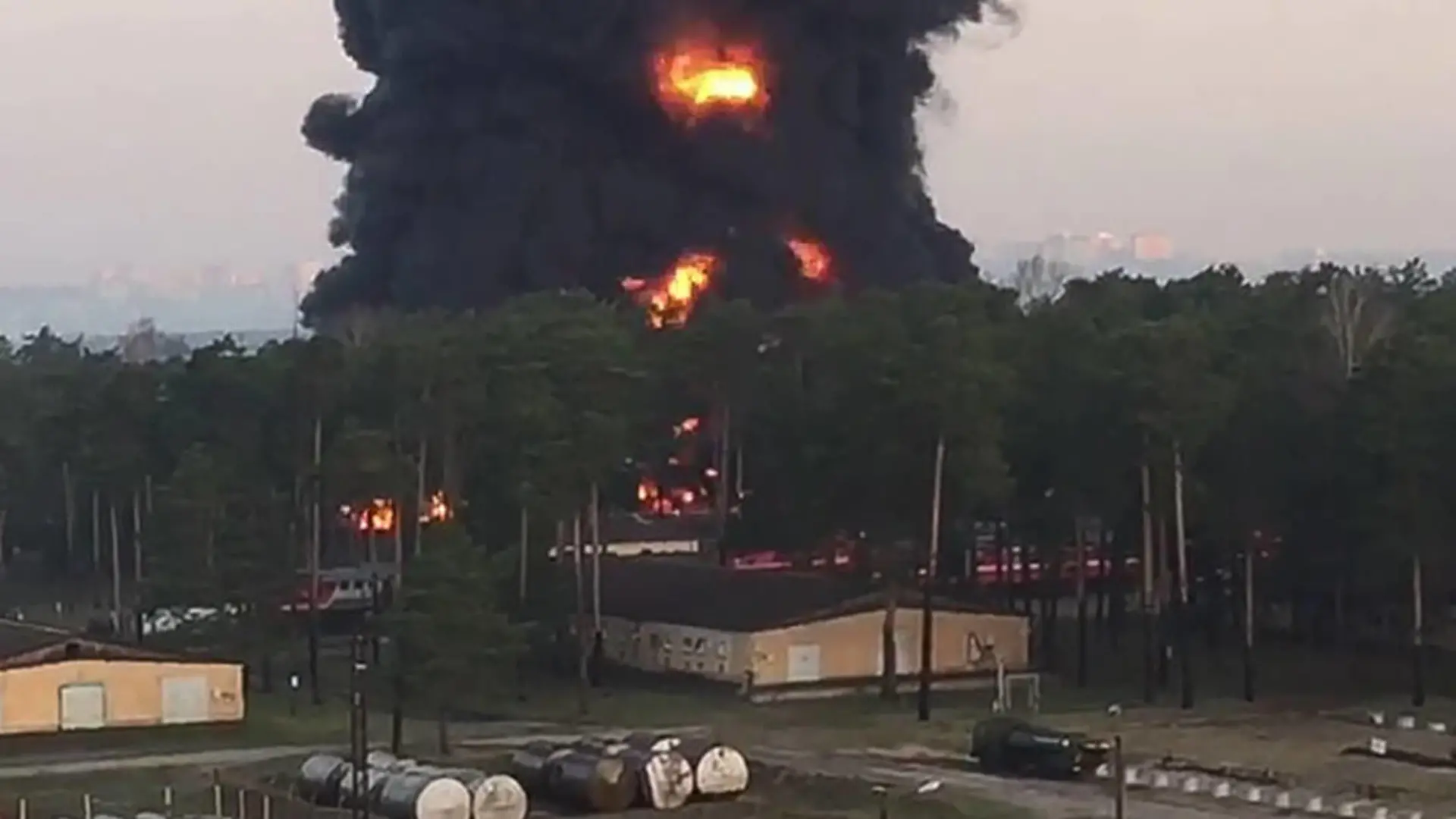 Russland, Feuer in Öllager in Brjansk BRYANSK, RUSSIA APRIL 25, 2022: An oil storage facility is hit by fire. According to the Bryansk region branch of the Russian Emergencies Ministry, no one was injured, firefighters are battling the fire. Best quality available. Video screen grab/Yevgeny Shchukin/TASS PUBLICATIONxINxGERxAUTxONLY TS12E47D