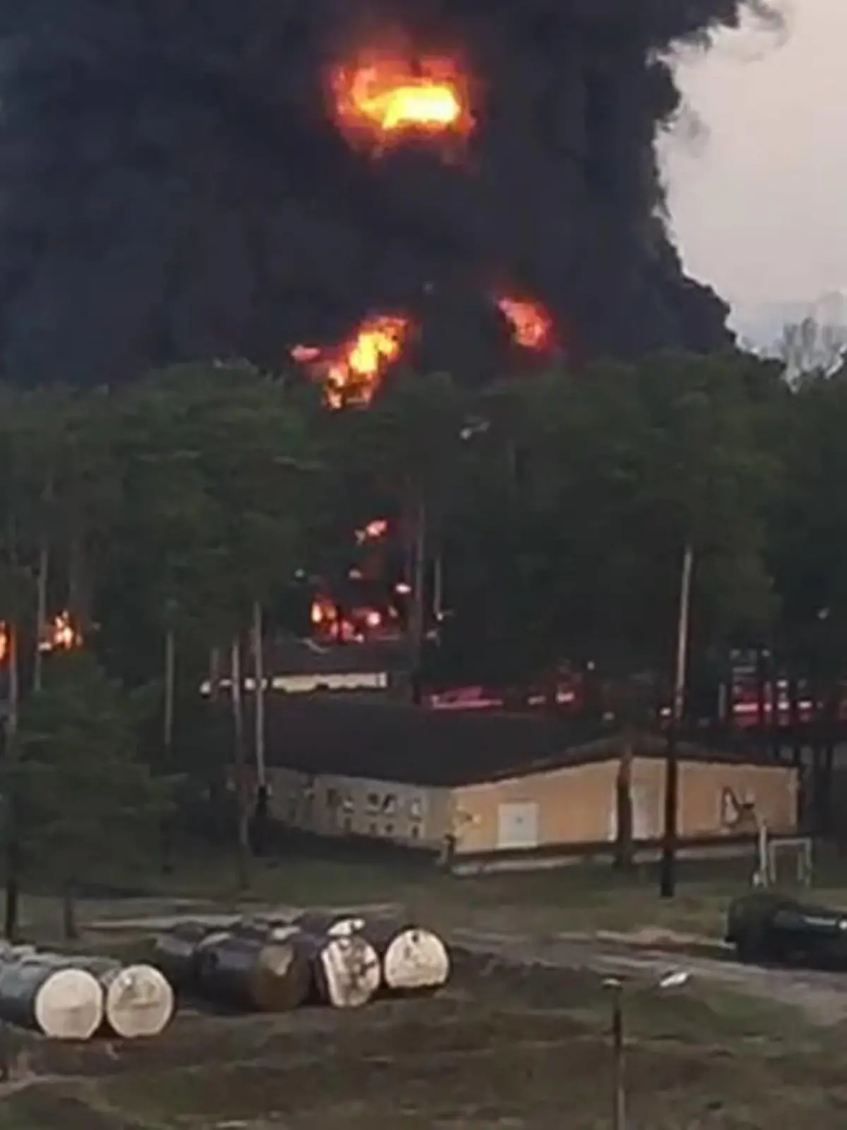 Russland, Feuer in Öllager in Brjansk  BRYANSK, RUSSIA  APRIL 25, 2022: An oil storage facility is hit by fire. According to the Bryansk region branch of the Russian Emergencies Ministry, no one was injured, firefighters are battling the fire. Best quality available. Video screen grab/Yevgeny Shchukin/TASS PUBLICATIONxINxGERxAUTxONLY TS12E47D