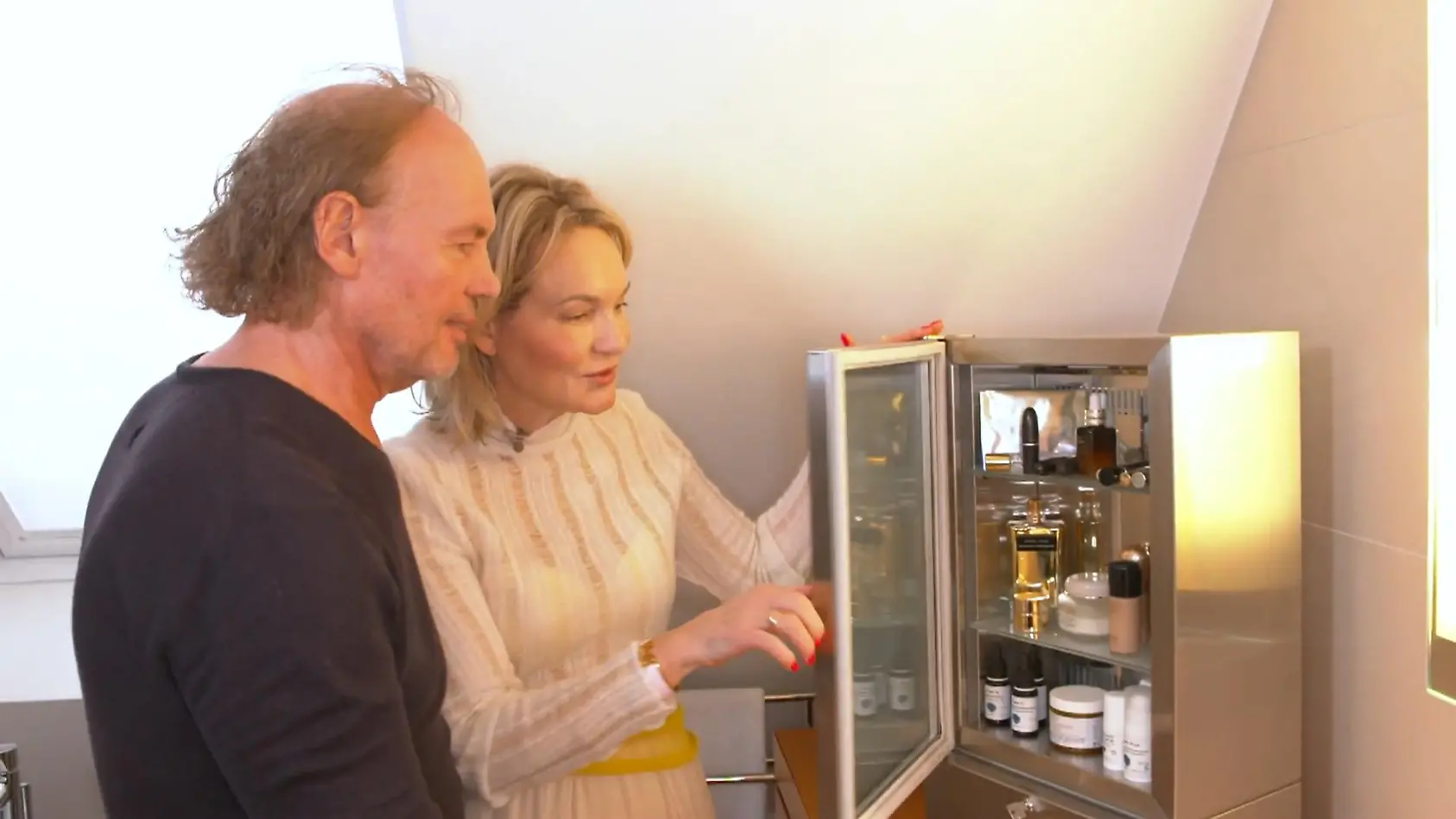 Stars reißen sich um diesen Kosmetik-Kühlschrank