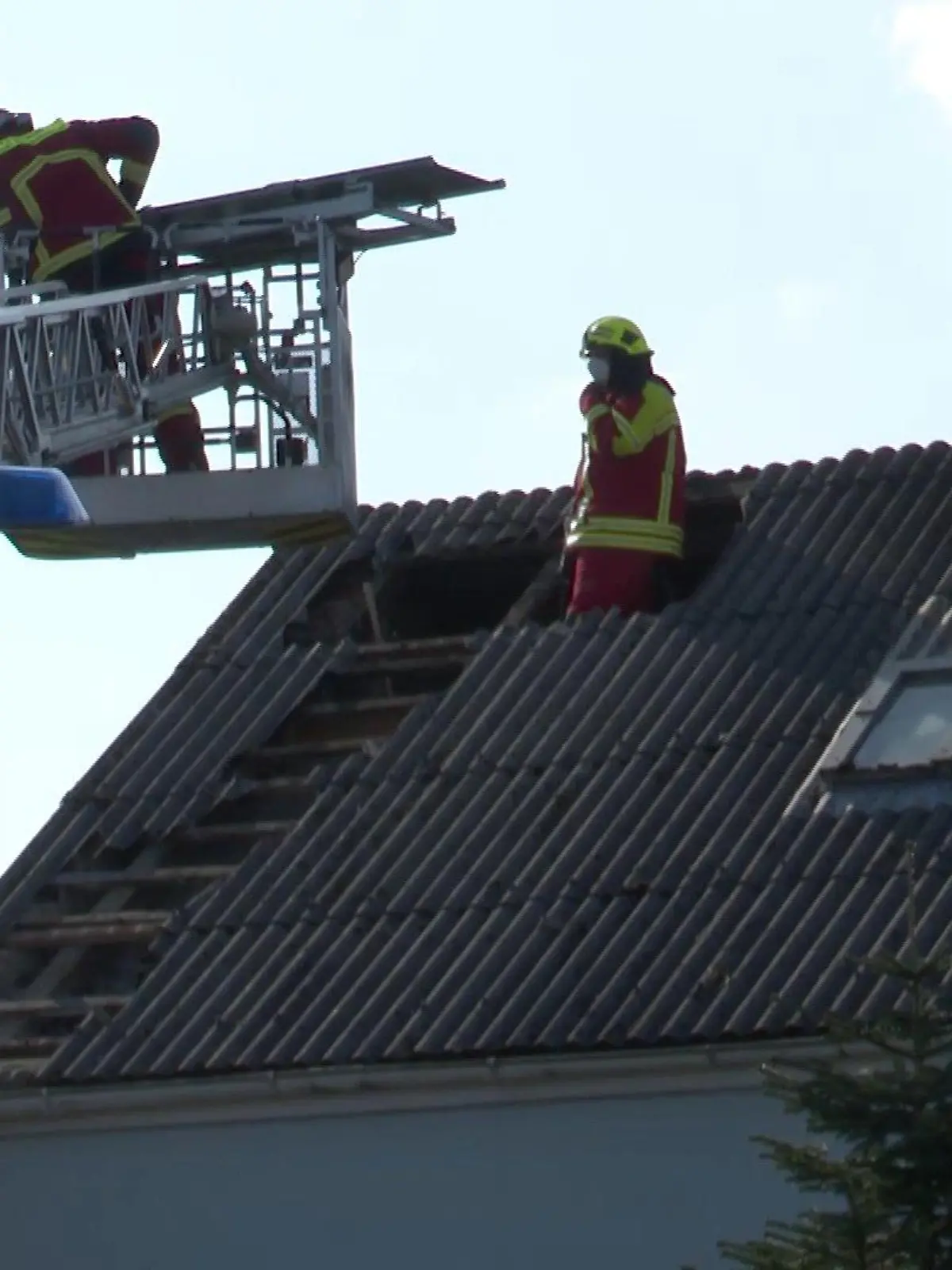 Mann fliegt vier bis fünf Meter hoch ins Dach des benachbarten Hauses