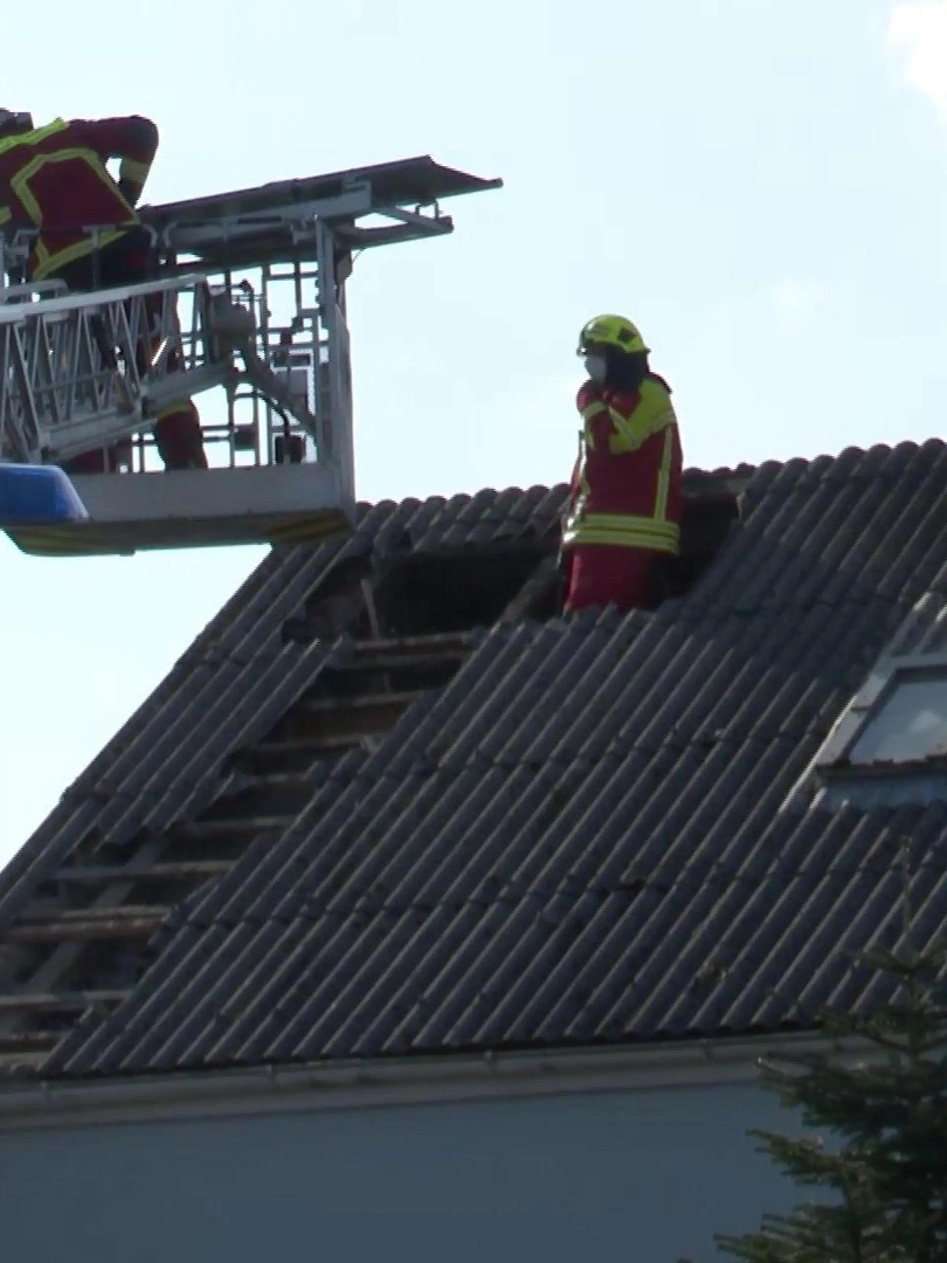 Mann fliegt vier bis fünf Meter hoch ins Dach des benachbarten Hauses