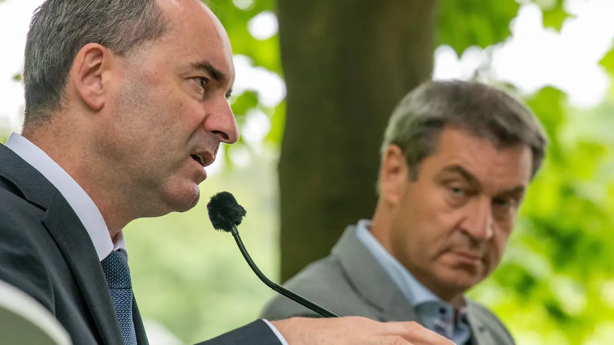 ARCHIV - 28.06.2022, Bayern, München: Markus Söder (CSU, r), Minsterpräsident von Bayern, steht im unteren Hofgarten an der Staatskanzlei mit Hubert Aiwanger (Freie Wähler), Wirtschaftsminister, bei der Pressekonferenz nach der Kabinettssitzung. (zu "Söder bestellt Aiwanger zu Sonder-Koalitionsausschuss ein") Foto: Stefan Puchner/dpa +++ dpa-Bildfunk +++