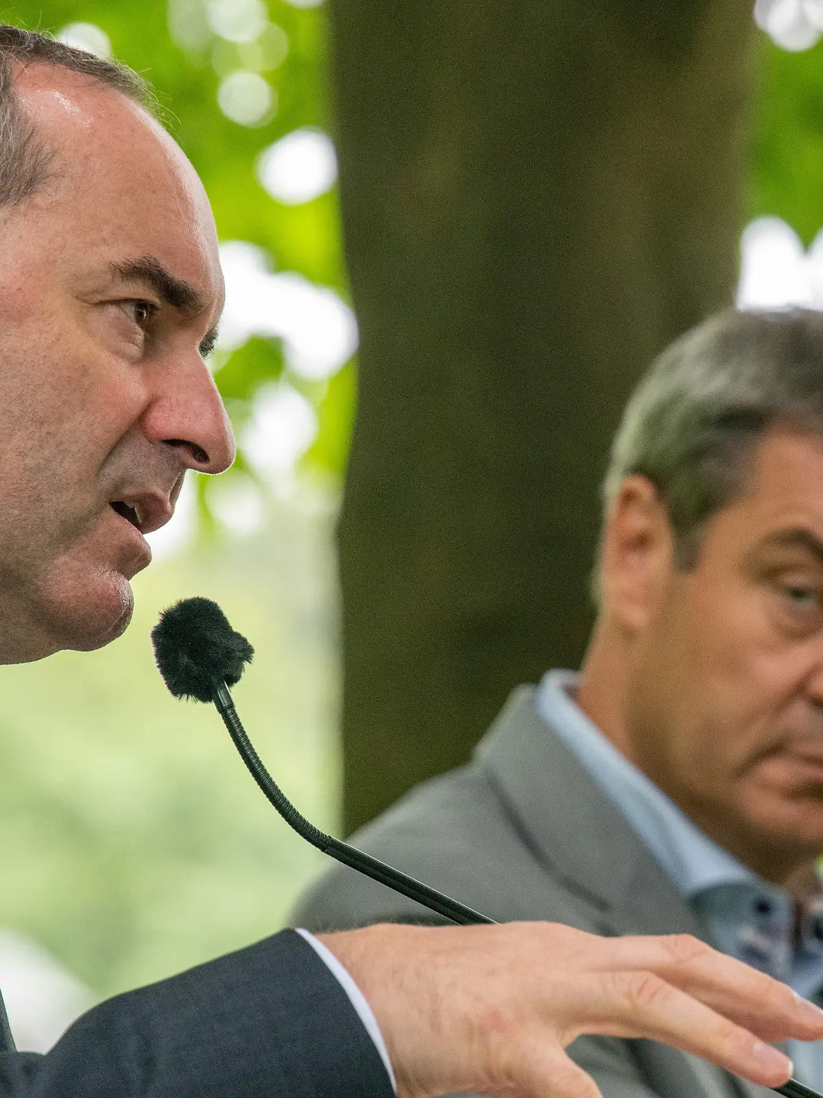 ARCHIV - 28.06.2022, Bayern, München: Markus Söder (CSU, r), Minsterpräsident von Bayern, steht im unteren Hofgarten an der Staatskanzlei mit Hubert Aiwanger (Freie Wähler), Wirtschaftsminister, bei der Pressekonferenz nach der Kabinettssitzung. (zu "Söder bestellt Aiwanger zu Sonder-Koalitionsausschuss ein") Foto: Stefan Puchner/dpa +++ dpa-Bildfunk +++