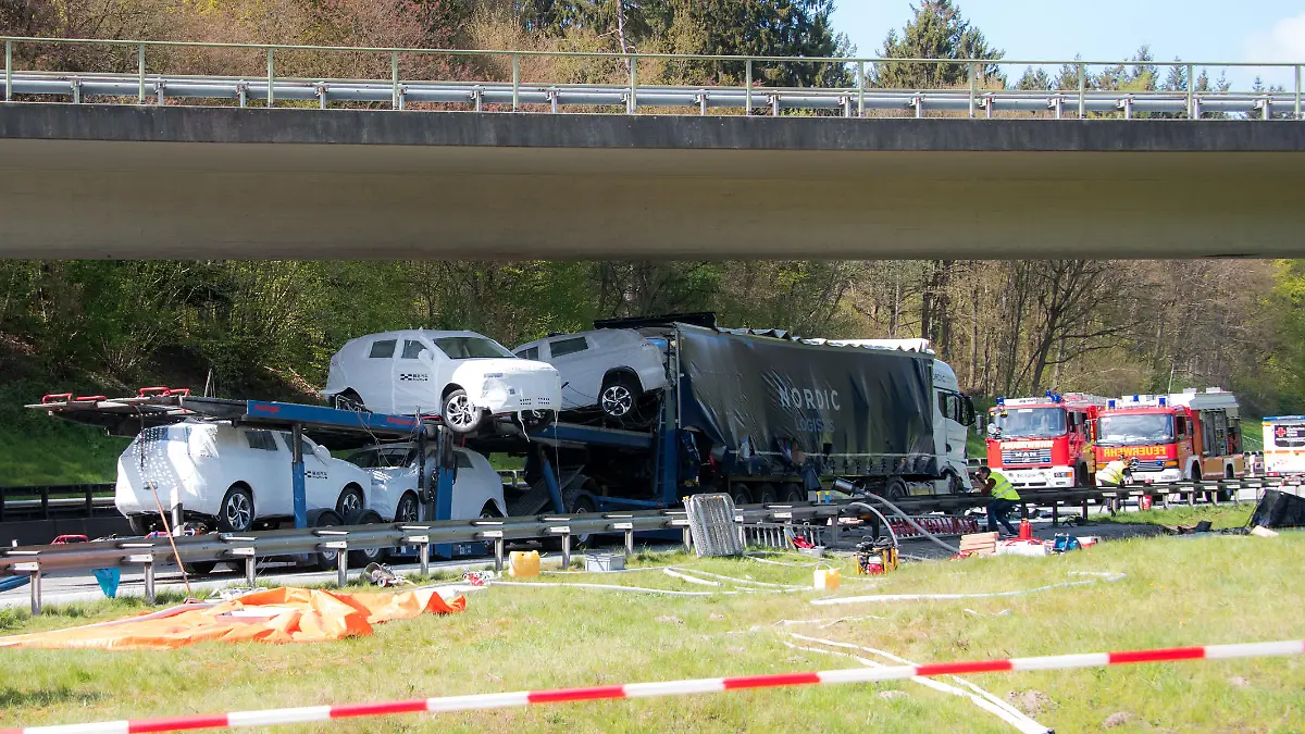 27.04.2022, Hamburg: Einsatzkräfte stehen auf der Autobahn A261 im Stadtteil Marmstorf an einer Unfallstelle. Ein Autotransporter ist auf einen Sattelzug aufgefahren, der Fahrer kam dabei ums Leben. Foto: Daniel Bockwoldt/dpa +++ dpa-Bildfunk +++