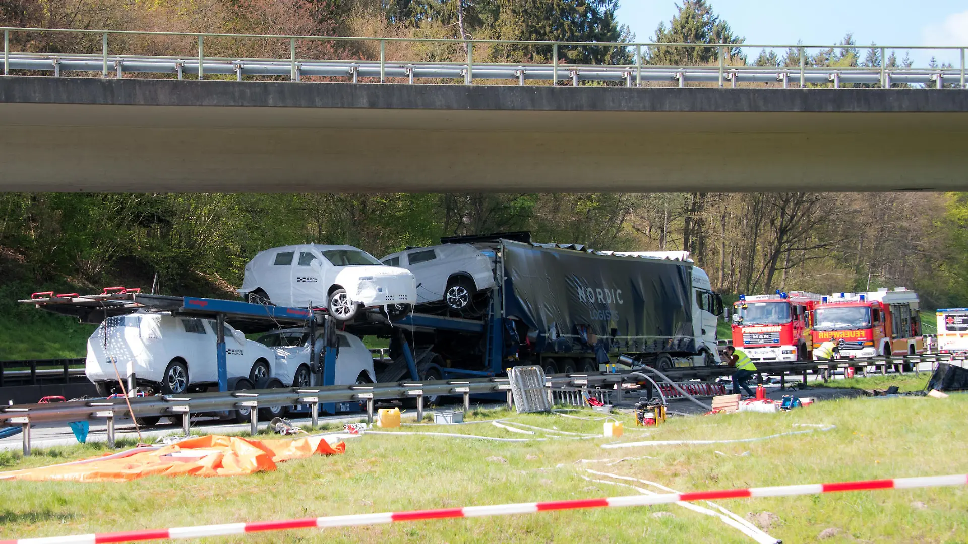 27.04.2022, Hamburg: Einsatzkräfte stehen auf der Autobahn A261 im Stadtteil Marmstorf an einer Unfallstelle. Ein Autotransporter ist auf einen Sattelzug aufgefahren, der Fahrer kam dabei ums Leben. Foto: Daniel Bockwoldt/dpa +++ dpa-Bildfunk +++