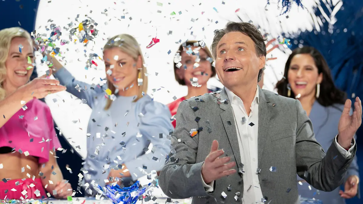 V.l.: Eva Mona Rodekirchen, Valentina Pahde, Gisa Zach, Wolfgang Bahro und Chryssanthi Kavazi
Die Verwendung des sendungsbezogenen Materials ist nur mit dem Hinweis und Verlinkung auf RTL+ gestattet.