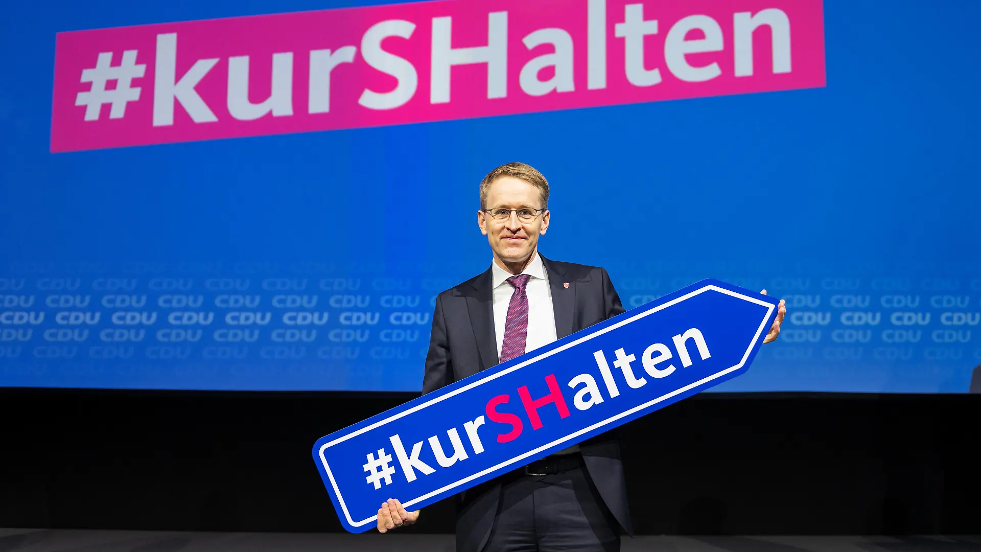 News Bilder des Tages 5. März 2022, Neumünster/ Kiel. Parteitag der CDU zur Wahl der Landesliste. Nach einer kämpferischen Rede wurde CDU-Landeschef Daniel Günther mit 91,2% von den Delegierten zum Spitzenkandidaten gewählt. Über die Landesliste mit 76 Bewerberinnen und Bewerbern wurde ebenfalls abgestimmt. *** 5 March 2022, Neumünster Kiel Party conference of the CDU for the election of the state list After a combative speech, CDU state leader Daniel Günther was elected by the delegates as the top candidate with 91.2 The state list with 76 candidates was also voted on