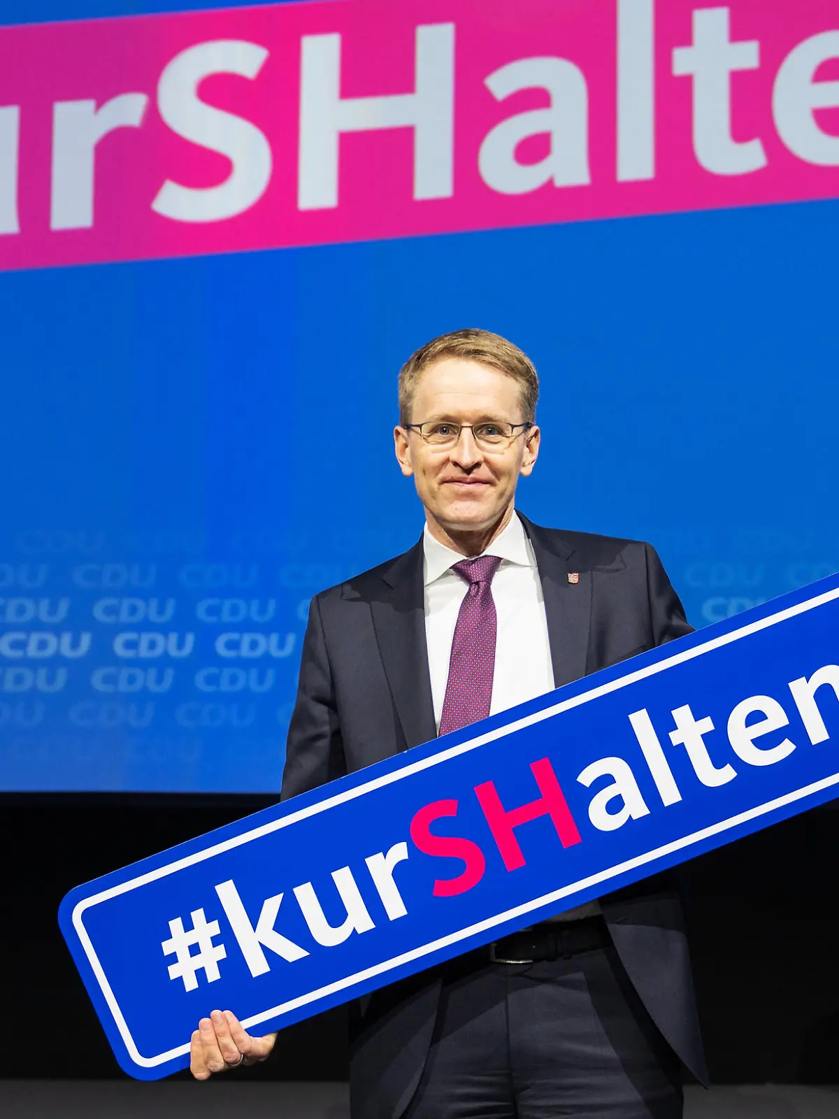  News Bilder des Tages 5. März 2022, Neumünster/ Kiel. Parteitag der CDU zur Wahl der Landesliste. Nach einer kämpferischen Rede wurde CDU-Landeschef Daniel Günther mit 91,2% von den Delegierten zum Spitzenkandidaten gewählt. Über die Landesliste mit 76 Bewerberinnen und Bewerbern wurde ebenfalls abgestimmt. *** 5 March 2022, Neumünster Kiel Party conference of the CDU for the election of the state list After a combative speech, CDU state leader Daniel Günther was elected by the delegates as the top candidate with 91.2 The state list with 76 candidates was also voted on