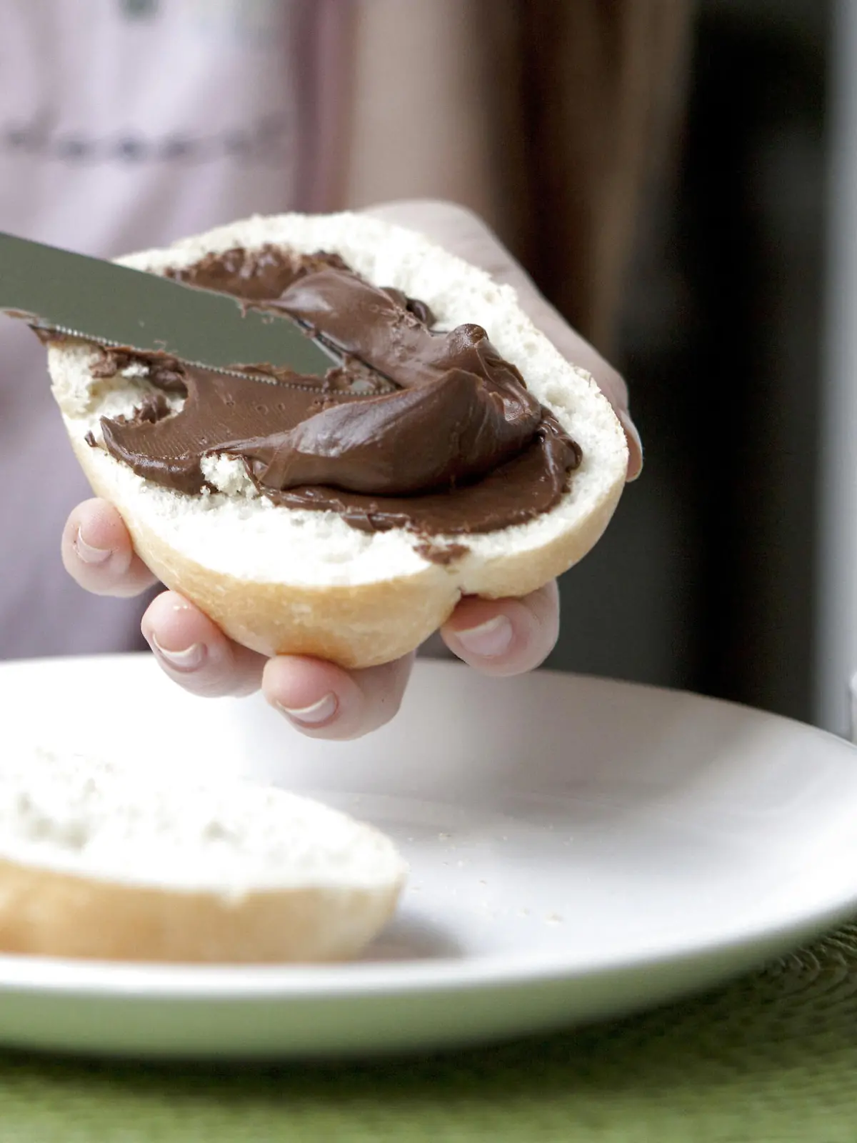 ILLUSTRATION - Ein Maedchen schmiert sich am 10.05.2018 in Berlin ein Nutella-Broetchen. Foto: Silvia Marks | Verwendung weltweit