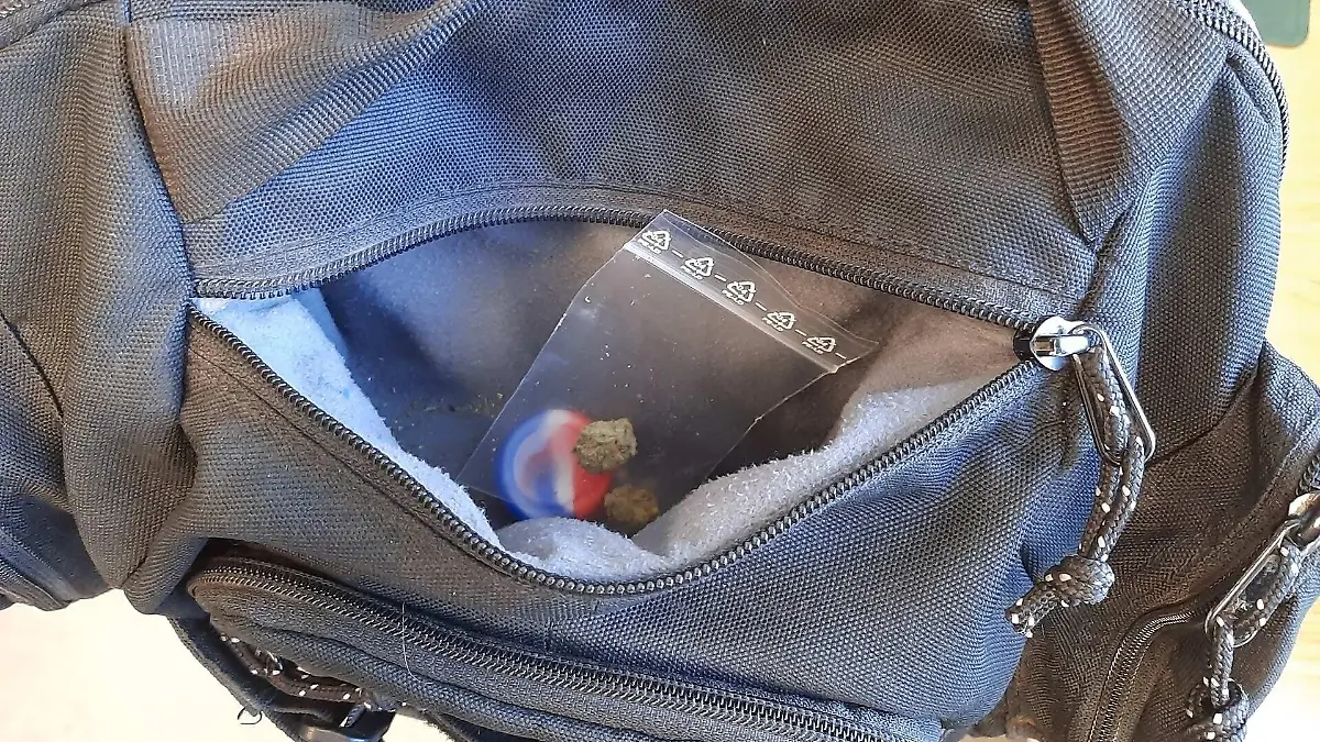 Die Beamten der Bundespolizei Hannover warfen einen Blick in den herrenlosen Rucksack - und staunten nicht schlecht.