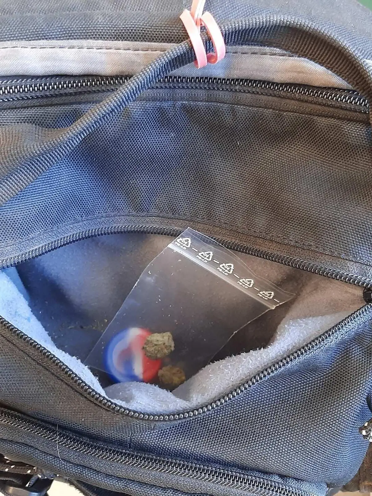 Die Beamten der Bundespolizei Hannover warfen einen Blick in den herrenlosen Rucksack - und staunten nicht schlecht.
