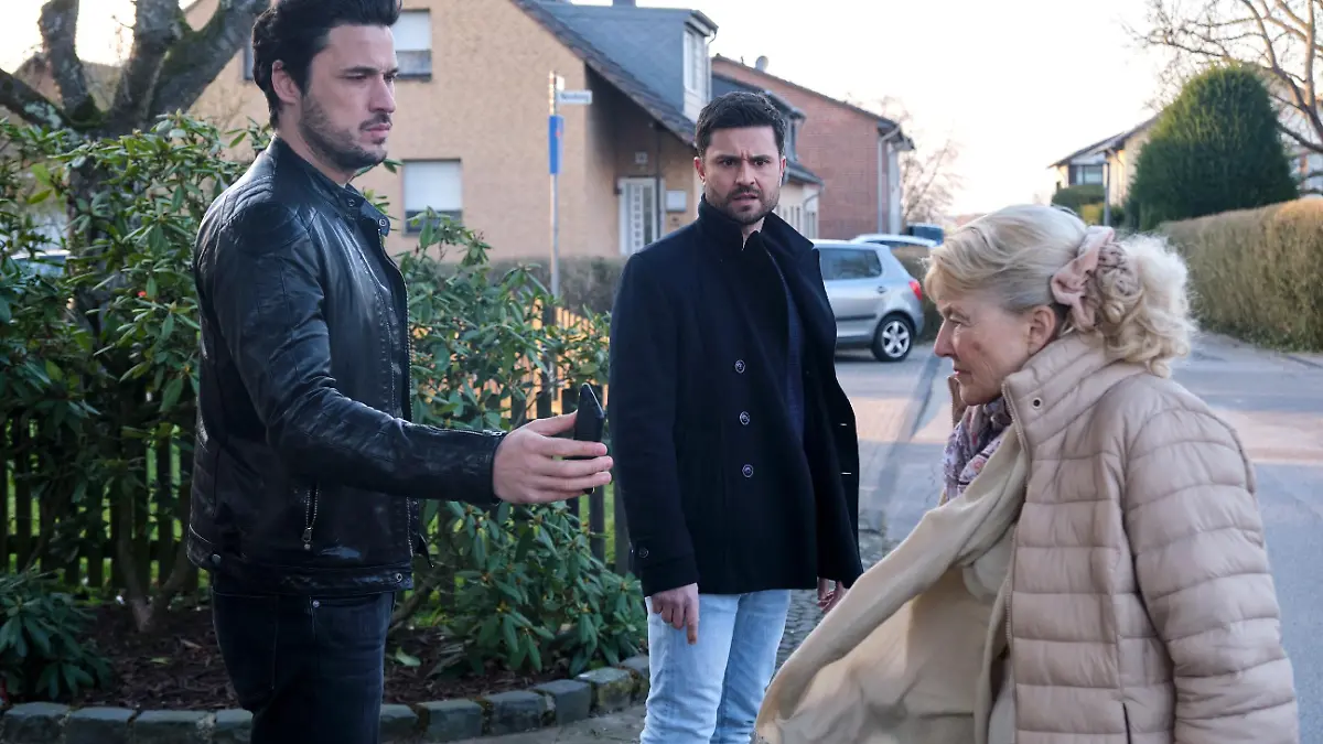 Jakob (Alexander Huber, l.) und Paco (Milos Vukovic) schnüffeln in Davids Vergangenheit rum und sprechen mit der Nachbarin Heidemarie Wiegand (Kristina Böhm).

Die Verwendung des sendungsbezogenen Materials ist nur mit dem Hinweis und Verlinkung auf RTL+ gestattet.