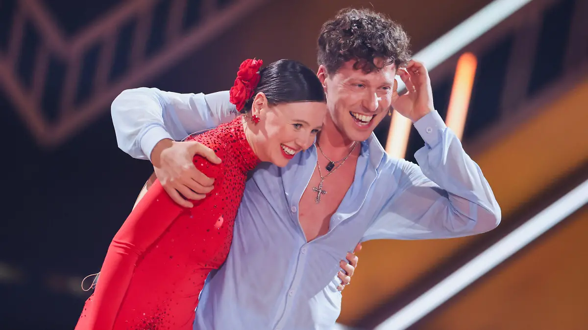 23.02.2024, Nordrhein-Westfalen, Köln: Ann-Kathrin Bendixen, Influencerin, und Valentin Lusin, Profitänzer, stehen in der Kennenlernshow der RTL-Tanzshow «Let's Dance» zum Auftakt der neuen Staffel auf dem Parkett im Coloneum. Sie werden zusammen tanzen. Foto: Rolf Vennenbernd/dpa +++ dpa-Bildfunk +++