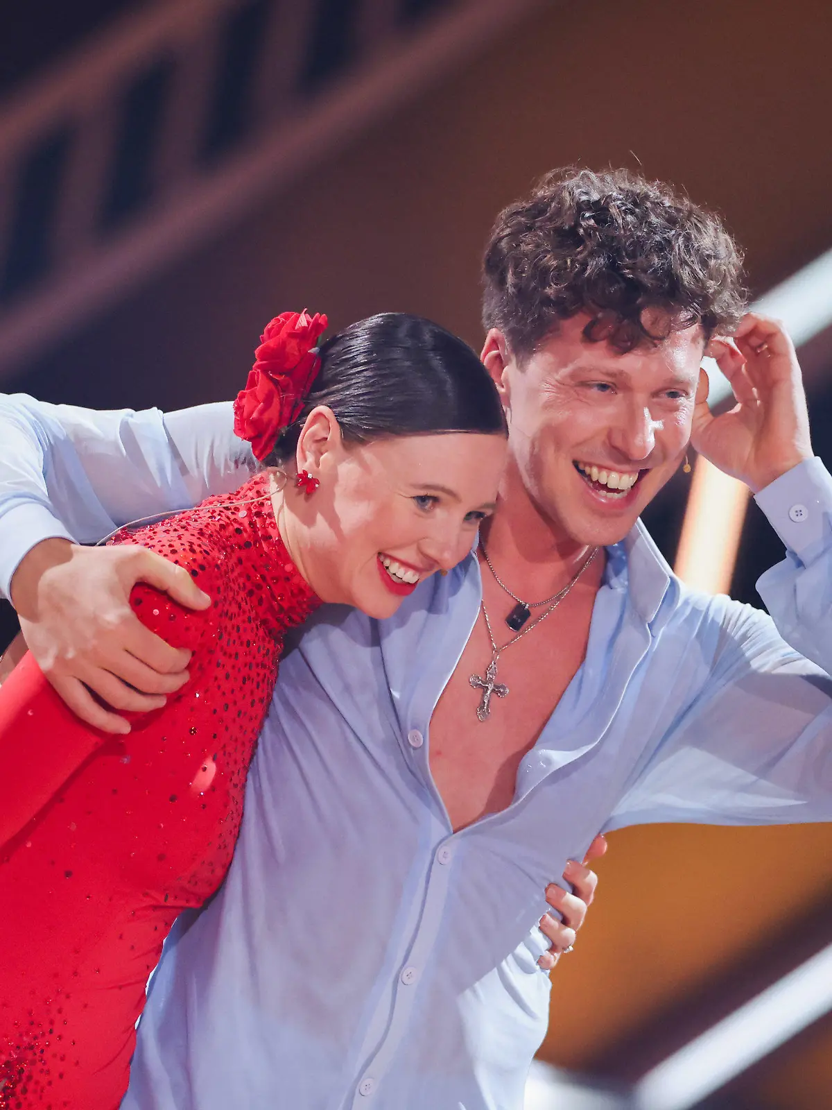 23.02.2024, Nordrhein-Westfalen, Köln: Ann-Kathrin Bendixen, Influencerin, und Valentin Lusin, Profitänzer, stehen in der Kennenlernshow der RTL-Tanzshow «Let's Dance» zum Auftakt der neuen Staffel auf dem Parkett im Coloneum. Sie werden zusammen tanzen. Foto: Rolf Vennenbernd/dpa +++ dpa-Bildfunk +++