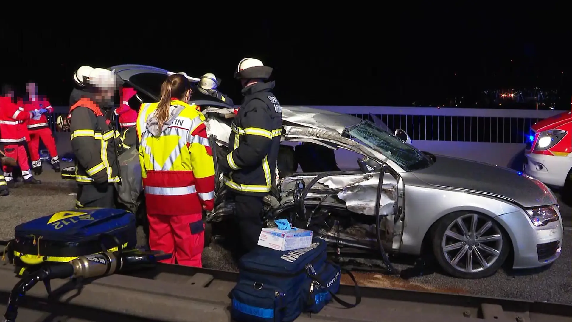 ARCHIV - 26.03.2019, Hamburg: Feuerwehrleute sind nach einem Unfall auf der Hamburger Köhlbrandbrücke im Einsatz. Bei dem Unfall am 25.03.2019 kam der Beifahrer des verunglückten Wagens ums Leben. Der Fahrer soll an einem verbotenen Kraftfahrzeugrennen mit einem anderen Fahrer teilgenommen haben. Gegen die beiden Männer beginnt am 02.05.2022 ein Prozess vor dem Amtsgericht Harburg (zu dpa «Prozess wegen tödlichen Autorennens über die Köhlbrandbrücke beginnt») Foto: -/TeleNewsNetwork/dpa +++ dpa-Bildfunk +++