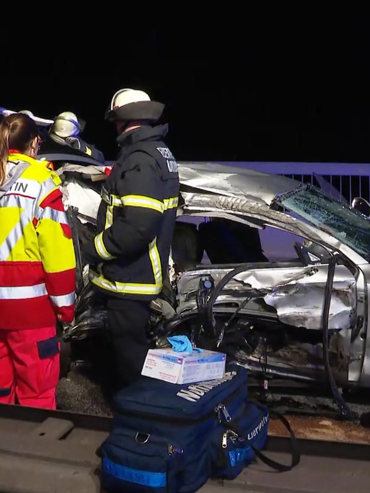 ARCHIV - 26.03.2019, Hamburg: Feuerwehrleute sind nach einem Unfall auf der Hamburger Köhlbrandbrücke im Einsatz. Bei dem Unfall am 25.03.2019 kam der Beifahrer des verunglückten Wagens ums Leben. Der Fahrer soll an einem verbotenen Kraftfahrzeugrennen mit einem anderen Fahrer teilgenommen haben. Gegen die beiden Männer beginnt am 02.05.2022 ein Prozess vor dem Amtsgericht Harburg (zu dpa «Prozess wegen tödlichen Autorennens über die Köhlbrandbrücke beginnt») Foto: -/TeleNewsNetwork/dpa +++ dpa-Bildfunk +++