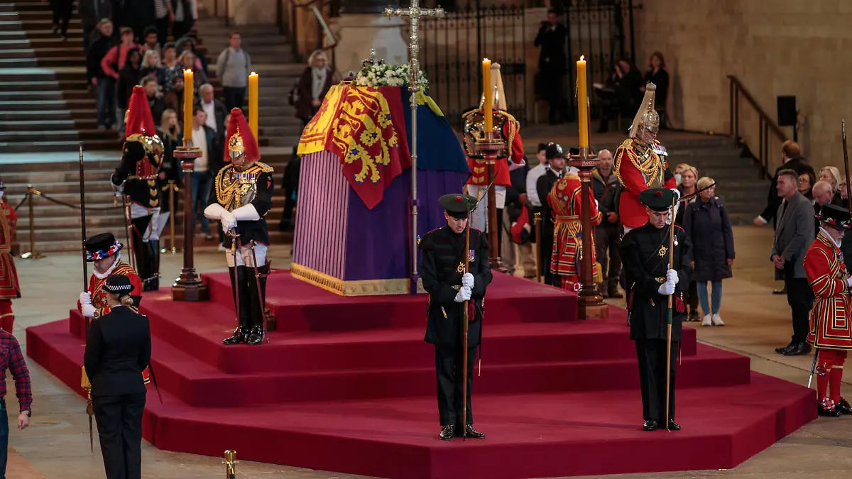 Queen Elizabeth Lying In State One Day To The Funeral Members of the public stand in the queue for the Lying-in State of Queen Elizabeth II on September 18, 2022, in London, England. Queen Elizabeth II died at Balmoral Castle in Scotland on September 8, 2022, and is succeeded by her eldest son, King Charles III. London United Kingdom PUBLICATIONxNOTxINxFRA Copyright: xEnricoxMattiaxDelxPuntax originalFilename: delpunta-memberso220918_npFpA.jpg