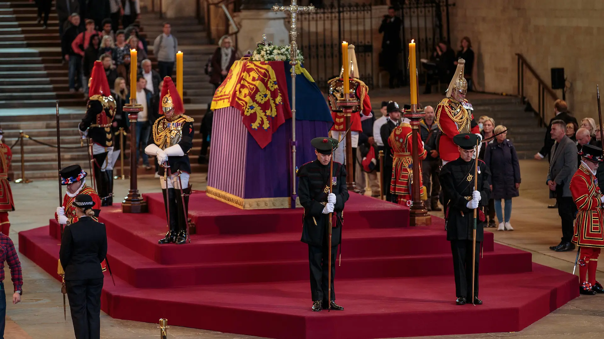 Queen Elizabeth Lying In State One Day To The Funeral Members of the public stand in the queue for the Lying-in State of Queen Elizabeth II on September 18, 2022, in London, England. Queen Elizabeth II died at Balmoral Castle in Scotland on September 8, 2022, and is succeeded by her eldest son, King Charles III. London United Kingdom PUBLICATIONxNOTxINxFRA Copyright: xEnricoxMattiaxDelxPuntax originalFilename: delpunta-memberso220918_npFpA.jpg