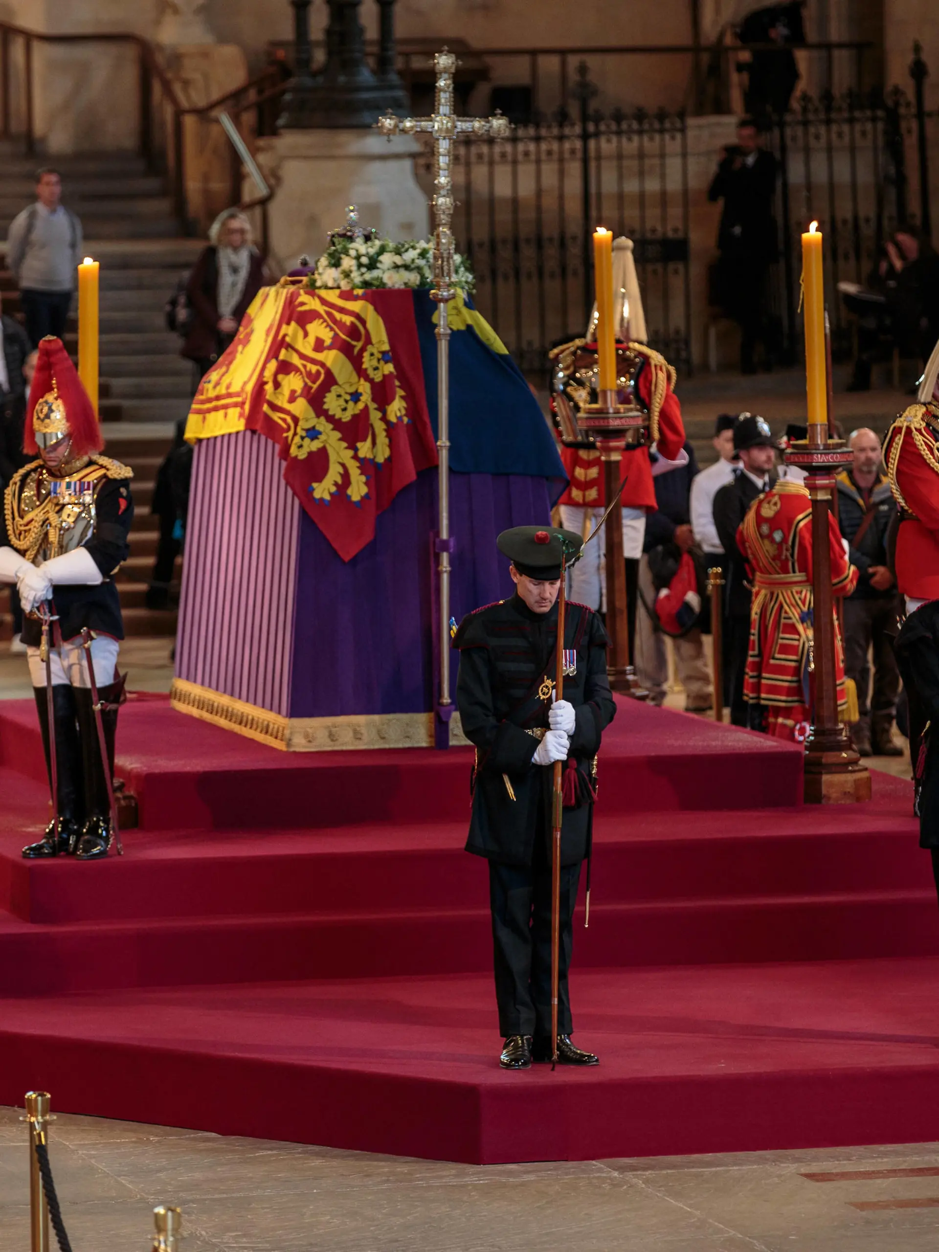  Queen Elizabeth Lying In State One Day To The Funeral Members of the public stand in the queue for the Lying-in State of Queen Elizabeth II on September 18, 2022, in London, England. Queen Elizabeth II died at Balmoral Castle in Scotland on September 8, 2022, and is succeeded by her eldest son, King Charles III. London United Kingdom PUBLICATIONxNOTxINxFRA Copyright: xEnricoxMattiaxDelxPuntax originalFilename: delpunta-memberso220918_npFpA.jpg