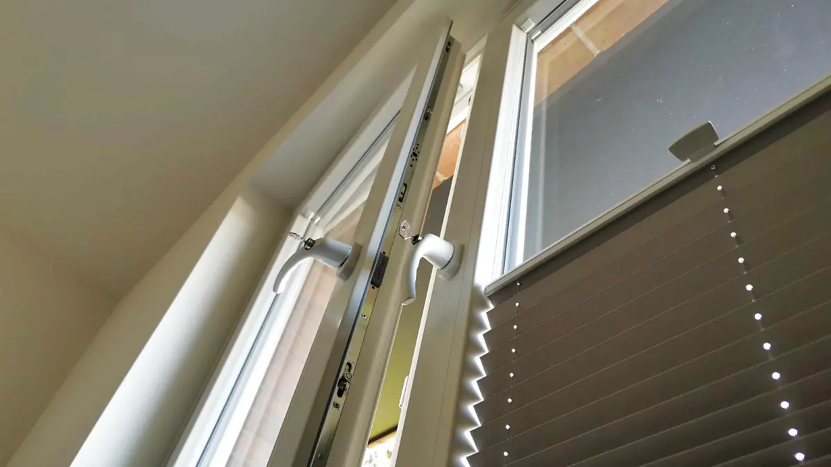 Ein Dreijähriger fällt aus dem ersten Obergeschoss eines Hauses in Verden (Symbolbild).