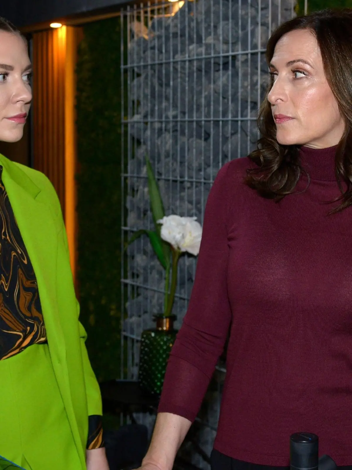 Sunny (Valentina Pahde, l.) und Katrin (Ulrike Frank) glauben fest an Gerners Unschuld. 

Die Verwendung des sendungsbezogenen Materials ist nur mit dem Hinweis und Verlinkung auf RTL+ gestattet.