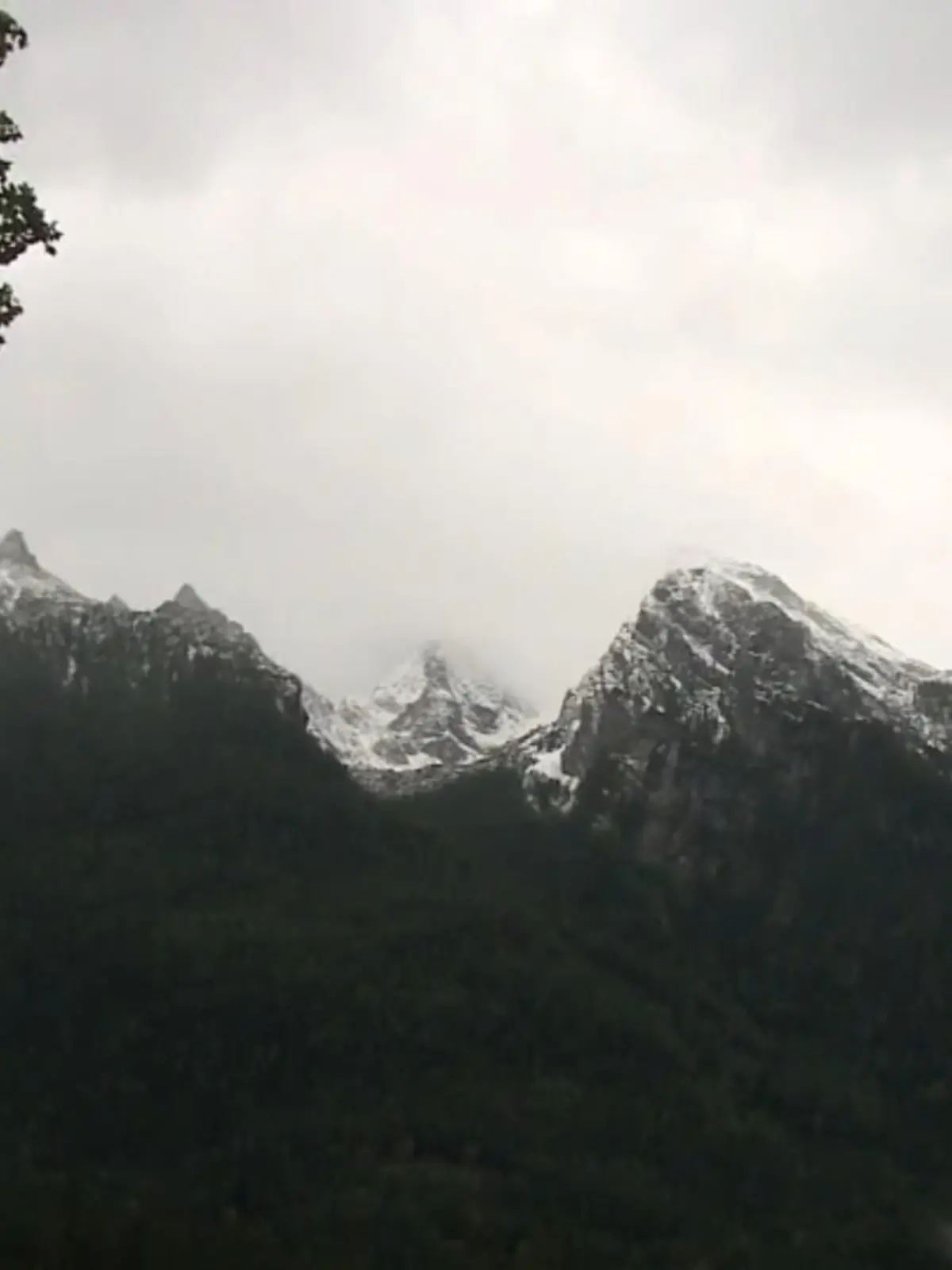 Es ist ein dramatischer Wettlauf gegen die Zeit: Irgendwo hier in den Berchtesgadener Alpen wird seit Samstag ein junger Mann vermisst. 
Auch am Mittwoch (21.09.2022) geht die Suche nach ihm weiter. 
Was man weiß: Der 24-Jährige Julian P. ist auf dem Hochkalter verunglückt. Seitdem suchen Polizei und Bergwacht nach ihm - und die Angehörigen bangen um sein Leben. Denn oben in den Bergen schneit es gerade heftig - und das macht den Rettern große Probleme.
